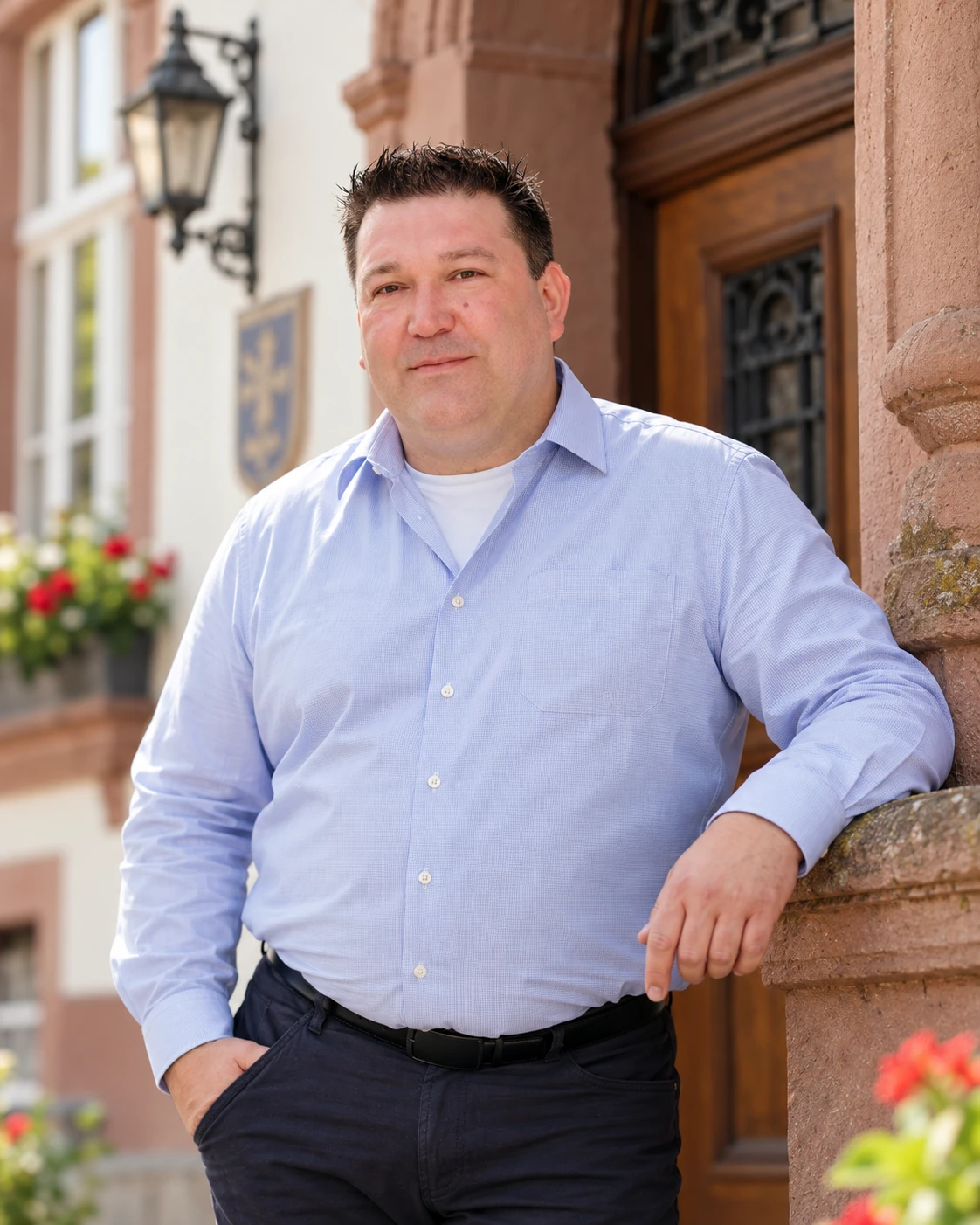 Nino Hoffmann vor dem Rathaus in Birkenau